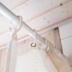 Varão branco para cortina de 75 x 125 cm
